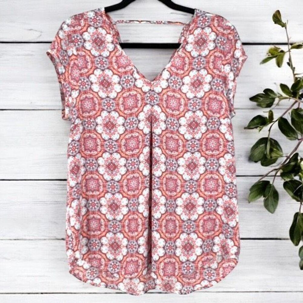 NWT DR2 Women’s Paisley Floral Bright Pink Pattern Blouse Medium V Neck‎ Career